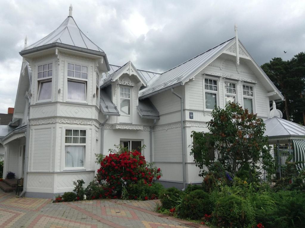 Naiza Guesthouse And Apartments Jūrkalne Exterior foto