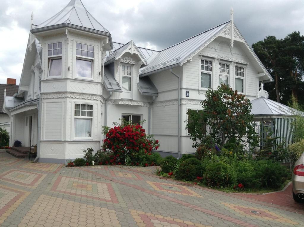 Naiza Guesthouse And Apartments Jūrkalne Exterior foto