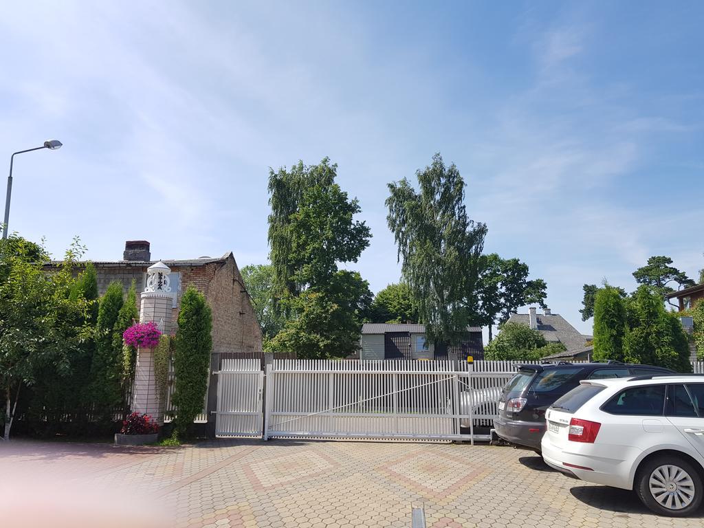 Naiza Guesthouse And Apartments Jūrkalne Exterior foto